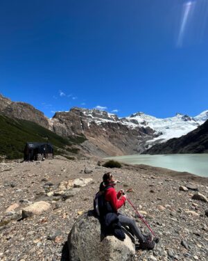 Rocío Hernández Instagram - CHALTEN I 🏔️💙 

El lugar mas lindo del mundo.

La montaña, el silencio, el ruido del agua, comida rica, los colores, las caminatas, el Fitz Roy imponente, el sandwichito en la naturaleza (mi plan preferido), una compañera de viaje espectacular (mi mamá). 

Un viaje simplemente precioso ✨