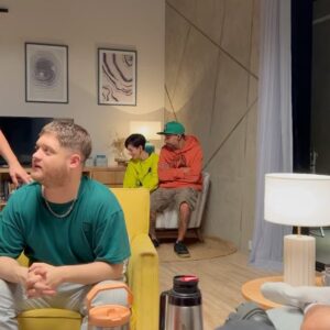 Rocío Hernández Instagram - El jueves terminamos de grabar @buenoschicoseltrece y acá estoy tratando de hacer un resumen en 10 fotos para despedir este proyecto que compartimos 7 meses. Las fotos no alcanzan. 🥹

Gracias a todo el equipo maravilloso que hizo posible que exista esta historia y que mantenga viva a la ficción nacional. Aguante cada uno de ellxs por hacer tanto trabajo con amor y compromiso. 
A todo el elenco espectacular que adoro y me llevo para siempre en el ❤️ 
Mención especial a @ornedelia_ y @tomaskirzner que fueron lxs mejores compañerxs que podría haber pedido para contar estas historias de amor 🫶🏻 

Gracias @polkaprod @elchuecosuar y @florlimonoff por la confianza🌸

A cada persona que formó parte GRACIAS. Y gracias a todas las personas que nos siguen, ven y disfrutan de la novela. Hay Buenos Chicos para rato 🙌🏻🙌🏻

@jeronimogiocondobosia @lautaro_rodriguez @santiagoachaga @agustinatremari @ginamastronicola @carolinaunrein @vazquezfran 
@latoscano1ra @brendagandiniok @lucianocaceresok @monaco_pablook @rominagaetani @fermetilli @luismachinok @juanpalominoficial @cachetesierra @juancolucho