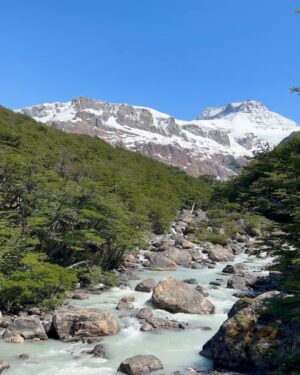 Rocío Hernández Instagram - CHALTEN I 🏔️💙 

El lugar mas lindo del mundo.

La montaña, el silencio, el ruido del agua, comida rica, los colores, las caminatas, el Fitz Roy imponente, el sandwichito en la naturaleza (mi plan preferido), una compañera de viaje espectacular (mi mamá). 

Un viaje simplemente precioso ✨