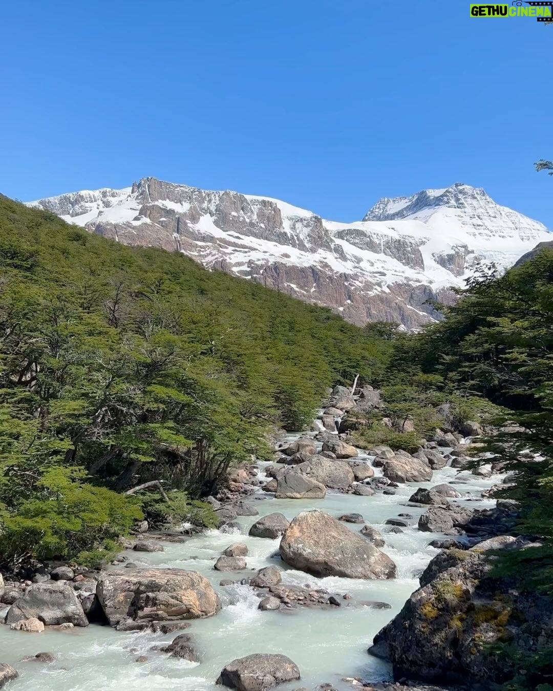 Rocío Hernández - 4.7K Likes - CHALTEN I 🏔️💙
El lugar mas lindo del mundo.
La montaña, el silencio, el ruido del agua, comida rica, los colores, las caminatas, el Fitz Roy imponente, el sandwichito en la naturaleza (mi plan preferido), una compañera de viaje espectacular (mi mamá).
Un viaje simplemente precioso ✨