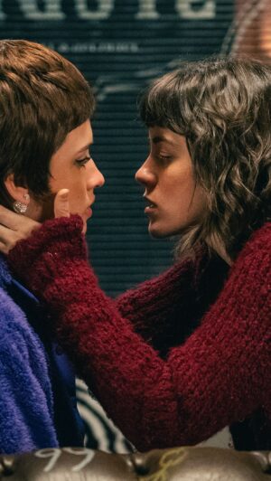 Rocío Hernández Instagram - Se está por terminar @buenoschicoseltrece y acá dejo un pedacito de esta escena con @ornedelia_ que fue una compañera de rodaje simplemente espectacular🧚‍♀️. 
Para todos los que aman Brumora y crearon el ship y bancan la novela se que no es el momento preferido de la relación 💔 pero me gusta ver lo que armamos en conjunto. Grabar una tira es desafiante, todo es rápido y alocado, y tener momentos de contención y freno en escenas como esta es muy lindo. Pueden verla completa en @eltrecetv 

Disfruten del final que falta pocoo 🙌🏻💘