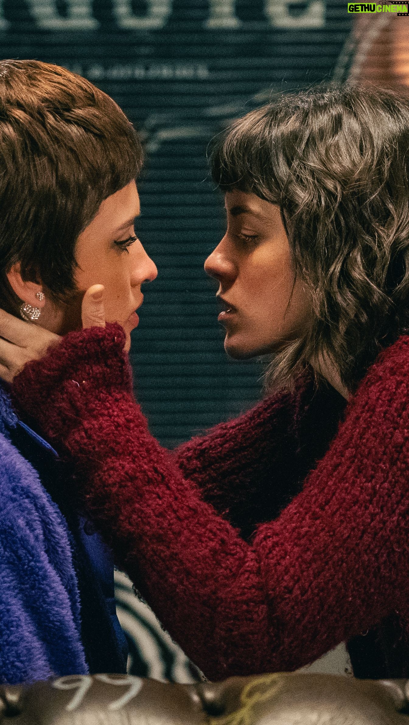 Rocío Hernández - 4K Likes - Se está por terminar @buenoschicoseltrece y acá dejo un pedacito de esta escena con @ornedelia_ que fue una compañera de rodaje simplemente espectacular🧚♀️.
Para todos los que aman Brumora y crearon el ship y bancan la novela se que no es el momento preferido de la relación 💔 pero me gusta ver lo que armamos en conjunto. Grabar una tira es desafiante, todo es rápido y alocado, y tener momentos de contención y freno en escenas como esta es muy lindo. Pueden verla completa en @eltrecetv
Disfruten del final que falta pocoo 🙌🏻💘
