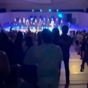 Rocío Hernández Instagram - Postales de una noche muy especial que vivimos ayer en La Usina del Arte, compartiendo música y amor con @queridoevanok y @casinormales 
Que delirio hermoso🫶🏻💙💜

De gala para esta noche🎩
-Traje soñado de @atelierpucheta ✨
-Sty. @voguish.fs 🫶🏻
-Mua @jorantico 💋
-Hair @mbsalonok 💇🏻‍♀️