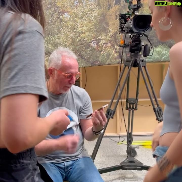 Rocío Hernández - 7.5K Likes - Últimas semanas grabando @buenoschicoseltrece y sentimientos encontrados 🥹🎬🫶🏻 tranqui que queda tira para rato
Muchas boludeces entre escenas, un dia de lluvia, la banda de las camisas, un beso que me dieron, pelucas, peinados, y más boludeces ✨