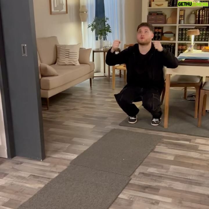 Rocío Hernández - 7.5K Likes - Últimas semanas grabando @buenoschicoseltrece y sentimientos encontrados 🥹🎬🫶🏻 tranqui que queda tira para rato
Muchas boludeces entre escenas, un dia de lluvia, la banda de las camisas, un beso que me dieron, pelucas, peinados, y más boludeces ✨