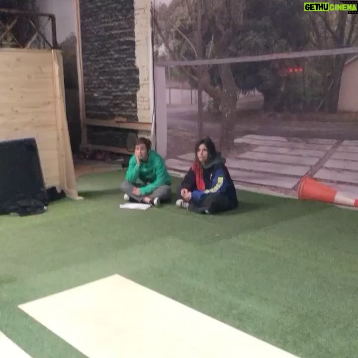 Rocío Hernández - 4.9K Likes - Hoy son 100 jornadas desde que empezamos a grabar @buenoschicoseltrece 🤯 En que momento? Amo este equipo 💘
Hoy 21:15 capítulo nuevo en @eltrecetv ❤️🩹
