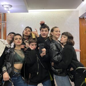 Rocío Hernández Instagram - Hoy son 100 jornadas desde que empezamos a grabar @buenoschicoseltrece 🤯 En que momento? Amo este equipo 💘 

Hoy 21:15 capítulo nuevo en @eltrecetv ❤️‍🩹