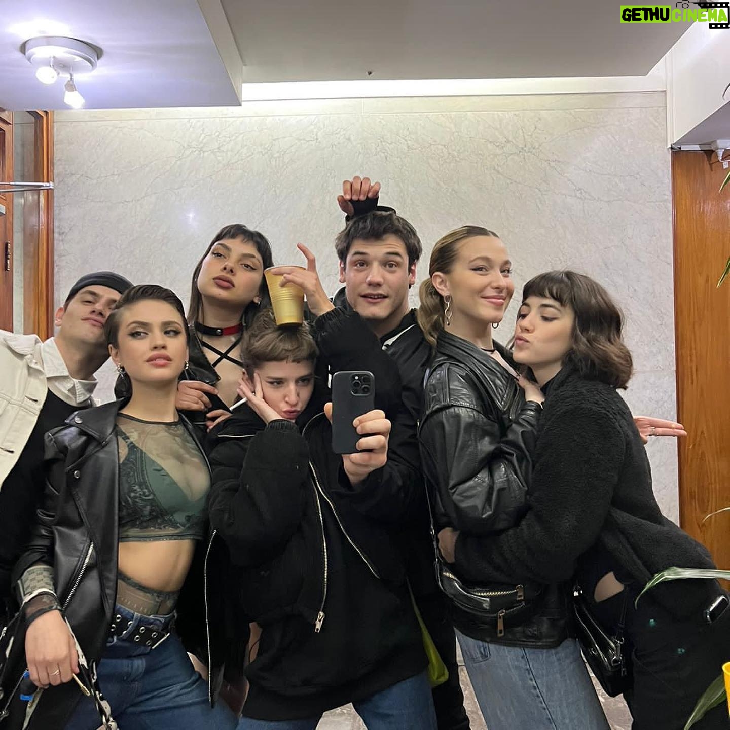 Rocío Hernández - 4.9K Likes - Hoy son 100 jornadas desde que empezamos a grabar @buenoschicoseltrece 🤯 En que momento? Amo este equipo 💘
Hoy 21:15 capítulo nuevo en @eltrecetv ❤️🩹