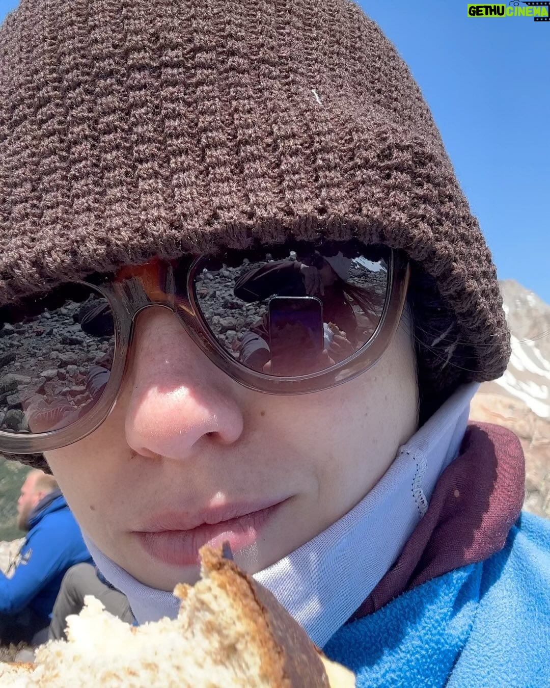 Rocío Hernández - 4.7K Likes - CHALTEN I 🏔️💙
El lugar mas lindo del mundo.
La montaña, el silencio, el ruido del agua, comida rica, los colores, las caminatas, el Fitz Roy imponente, el sandwichito en la naturaleza (mi plan preferido), una compañera de viaje espectacular (mi mamá).
Un viaje simplemente precioso ✨
