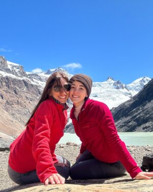Rocío Hernández Instagram - CHALTEN I 🏔️💙 

El lugar mas lindo del mundo.

La montaña, el silencio, el ruido del agua, comida rica, los colores, las caminatas, el Fitz Roy imponente, el sandwichito en la naturaleza (mi plan preferido), una compañera de viaje espectacular (mi mamá). 

Un viaje simplemente precioso ✨