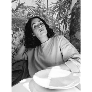 Rocío Muñoz-Cobo Instagram - Todos tenemos una amiga que está de mala leche hasta que le traen la comida.
Y si no la tienes, es que eres tú.

🙋🏻‍♀️