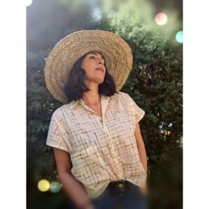 Rocío Muñoz-Cobo Instagram - Pues yo viviría (sin ningún problema) en una perpetua primavera con este jardín florido y salvaje.

Gracias @guitare_es por la camisa delicious.
🤍✨️