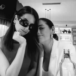 Rocío Muñoz-Cobo Instagram - Ayer se reunió el cónclave del mercadillo y la vida se volvió más ligera y más fácil.

Las margaritas ayudaron bastante pero estas señoras me rechiflan.

@nuriarocagranell
@paticerezo
@anarayoruano 
@anacaldas
@labienquerida
@monestaqui 
@juliaalcocer
@demolina
@meriaracil

Gracias @orale.pedacito, los tacos pastor con cerdo ibérico un acierto!

🌮🇲🇽🍸🩷🌈