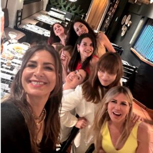 Rocío Muñoz-Cobo Instagram - Ayer se reunió el cónclave del mercadillo y la vida se volvió más ligera y más fácil.

Las margaritas ayudaron bastante pero estas señoras me rechiflan.

@nuriarocagranell
@paticerezo
@anarayoruano 
@anacaldas
@labienquerida
@monestaqui 
@juliaalcocer
@demolina
@meriaracil

Gracias @orale.pedacito, los tacos pastor con cerdo ibérico un acierto!

🌮🇲🇽🍸🩷🌈