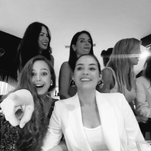 Rocío Muñoz-Cobo Instagram - Ayer se reunió el cónclave del mercadillo y la vida se volvió más ligera y más fácil.

Las margaritas ayudaron bastante pero estas señoras me rechiflan.

@nuriarocagranell
@paticerezo
@anarayoruano 
@anacaldas
@labienquerida
@monestaqui 
@juliaalcocer
@demolina
@meriaracil

Gracias @orale.pedacito, los tacos pastor con cerdo ibérico un acierto!

🌮🇲🇽🍸🩷🌈