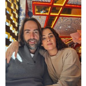 Rocío Muñoz-Cobo Instagram - Hoy @arturoruizserrano y yo nos hemos ido a celebrar el cumpleaños de nuestro hijo SIN nuestro hijo.

Por fin ha llegado el día en que prefiere ir a comer con sus amigos que con nosotros!

A mi todo esto me da mucha paz y me pone muy feliz.
Estoy a años luz del síndrome del nido vacío.
🤣🤣🤣🤣

Los dim sum deliciosos.