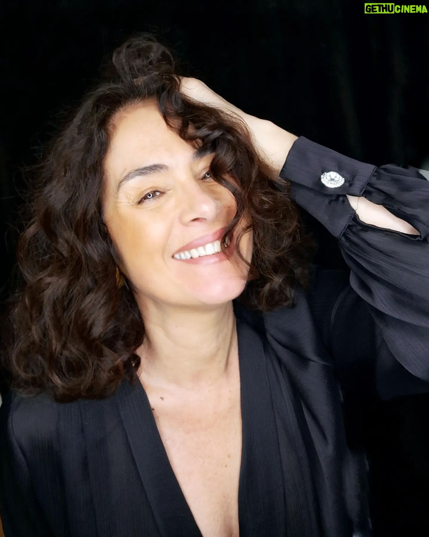 Rocío Muñoz-Cobo - 3 Likes - Que ganas de contaros el rodaje en el que ando metida y los que vienen!
Venga de compañeros molones, reencuentros y un personaje bombón!
Y mucho estudio y madrugones también...
Lo haré pronto, prometido!!