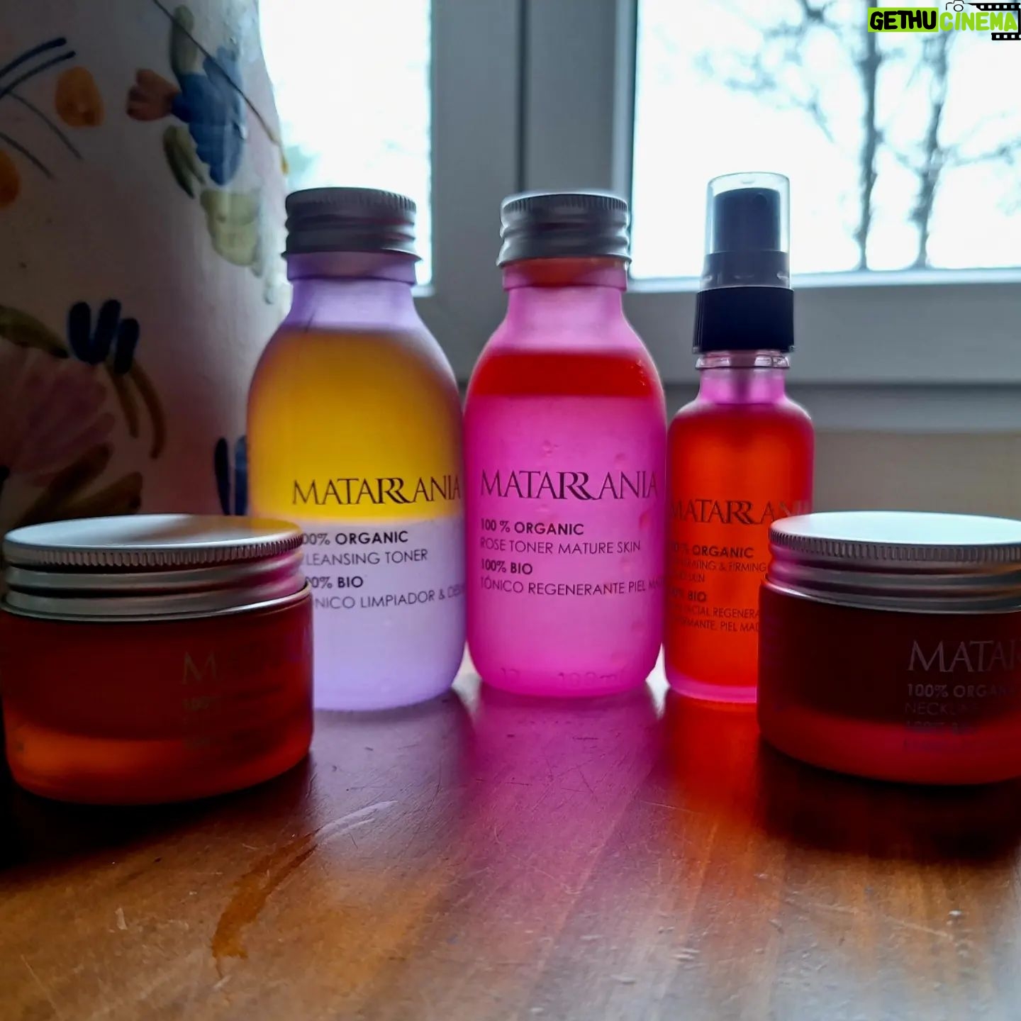 Rocío Muñoz-Cobo - 142 Likes - ‼️ SORTEO ‼️
Os acordáis de los productazos que os conté de @matarrania_cosmetica_bio ?
100% naturales y eco, hechos con productos de proximidad, de elaboración propia y con una producción artesana, femenina y rural?
Pues traemos SORTEO!!
- Tónico regenerante piel madura.
- Tónico limpiador y desmaquillante.
- Serum regenerante y reafirmante piel madura.
- Contorno de ojos.
- Crema de cuello y escote.
Todo 100% orgánico, bio, vegano y sin agua.
Una delicia que se funde en tu piel y tu ❤️.
Para participar tienes que:
🌿 Seguirnos a @matarrania_cosmetica_bio y a mí.
🌿 Dar like a esta foto.
🌿 Nombrar una persona por comentario. Pues nombrar tantos como quieras.
🌿 Y dejar una palabra bonita (esto es opcional).😊
El viernes 8 (modificado) anunciaremos el ganador/a.
Mucha suerte y gracias!!
CERRAMOS SORTEO.
GANADORA @susijavier1920.
Dejo comprobación de la app en stories.
Gracias por participar.
💫❤️
#sorteo #cuidadofacial #cremaeco #cremabio #cremacara #over40 #over50 #over60 #cremafacial
#cuidadodelapiel #pielmadura #pielseca #pielsensible #sorteoespaña