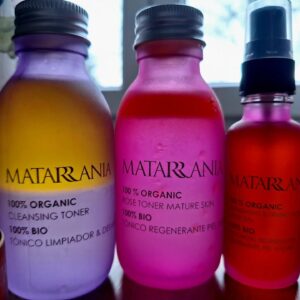 Rocío Muñoz-Cobo Instagram - ‼️ SORTEO ‼️

Os acordáis de los productazos que os conté de @matarrania_cosmetica_bio ?
100% naturales y eco, hechos con productos de proximidad, de elaboración propia y con una producción artesana, femenina y rural?

Pues traemos SORTEO!!

- Tónico regenerante piel madura.
- Tónico limpiador y desmaquillante.
- Serum regenerante y reafirmante piel madura.
- Contorno de ojos.
- Crema de cuello y escote.

Todo 100% orgánico, bio, vegano y sin agua.
Una delicia que se funde en tu piel y tu ❤️.

Para participar tienes que:
 
🌿 Seguirnos a @matarrania_cosmetica_bio y a mí.

🌿 Dar like a esta foto.

🌿 Nombrar una persona por comentario. Pues nombrar tantos como quieras.

🌿 Y dejar una palabra bonita (esto es opcional).😊

El viernes 8 (modificado) anunciaremos el ganador/a.

Mucha suerte y gracias!!

CERRAMOS SORTEO.
GANADORA @susijavier1920.
Dejo comprobación de la app en stories.

Gracias por participar.
💫❤️

#sorteo #cuidadofacial #cremaeco #cremabio #cremacara #over40 #over50 #over60 #cremafacial
#cuidadodelapiel #pielmadura #pielseca #pielsensible #sorteoespaña