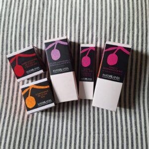 Rocío Muñoz-Cobo Instagram - ‼️ SORTEO ‼️

Os acordáis de los productazos que os conté de @matarrania_cosmetica_bio ?
100% naturales y eco, hechos con productos de proximidad, de elaboración propia y con una producción artesana, femenina y rural?

Pues traemos SORTEO!!

- Tónico regenerante piel madura.
- Tónico limpiador y desmaquillante.
- Serum regenerante y reafirmante piel madura.
- Contorno de ojos.
- Crema de cuello y escote.

Todo 100% orgánico, bio, vegano y sin agua.
Una delicia que se funde en tu piel y tu ❤️.

Para participar tienes que:
 
🌿 Seguirnos a @matarrania_cosmetica_bio y a mí.

🌿 Dar like a esta foto.

🌿 Nombrar una persona por comentario. Pues nombrar tantos como quieras.

🌿 Y dejar una palabra bonita (esto es opcional).😊

El viernes 8 (modificado) anunciaremos el ganador/a.

Mucha suerte y gracias!!

CERRAMOS SORTEO.
GANADORA @susijavier1920.
Dejo comprobación de la app en stories.

Gracias por participar.
💫❤️

#sorteo #cuidadofacial #cremaeco #cremabio #cremacara #over40 #over50 #over60 #cremafacial
#cuidadodelapiel #pielmadura #pielseca #pielsensible #sorteoespaña