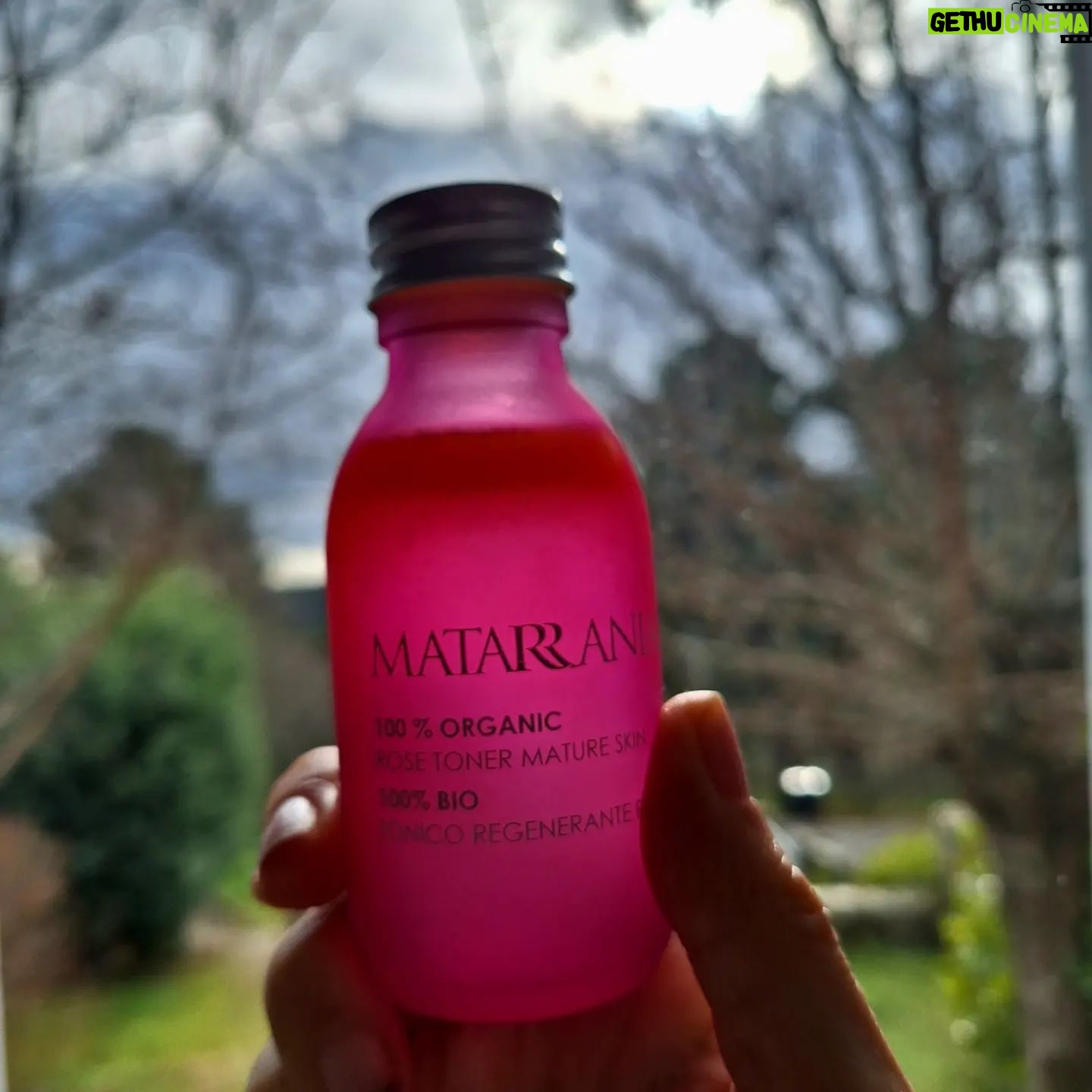 Rocío Muñoz-Cobo - 142 Likes - ‼️ SORTEO ‼️
Os acordáis de los productazos que os conté de @matarrania_cosmetica_bio ?
100% naturales y eco, hechos con productos de proximidad, de elaboración propia y con una producción artesana, femenina y rural?
Pues traemos SORTEO!!
- Tónico regenerante piel madura.
- Tónico limpiador y desmaquillante.
- Serum regenerante y reafirmante piel madura.
- Contorno de ojos.
- Crema de cuello y escote.
Todo 100% orgánico, bio, vegano y sin agua.
Una delicia que se funde en tu piel y tu ❤️.
Para participar tienes que:
🌿 Seguirnos a @matarrania_cosmetica_bio y a mí.
🌿 Dar like a esta foto.
🌿 Nombrar una persona por comentario. Pues nombrar tantos como quieras.
🌿 Y dejar una palabra bonita (esto es opcional).😊
El viernes 8 (modificado) anunciaremos el ganador/a.
Mucha suerte y gracias!!
CERRAMOS SORTEO.
GANADORA @susijavier1920.
Dejo comprobación de la app en stories.
Gracias por participar.
💫❤️
#sorteo #cuidadofacial #cremaeco #cremabio #cremacara #over40 #over50 #over60 #cremafacial
#cuidadodelapiel #pielmadura #pielseca #pielsensible #sorteoespaña