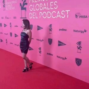 Rocío Vidal Instagram - 1. Ayer en los Premios Ondas del Podcast. El Club de las Mentes Vivas dando alegrías 😍
2. Fingiendo que sé posar mientras se me escapa la risa.
3. Sí, soy un comino al lado de estas dos mujeres 💜.
4. Hoy he tenido que levantarme a las 7 para una cosilla y esta es mi cara de susto.
5. Estoy sacando 9s en la carrera de filosofía 😭
6. Ya está bien de mirar, aliméntanos.