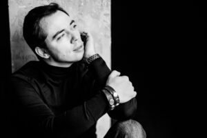 Rodion Gazmanov Instagram - Скажи, малыш, зачем тебе моря?
Зачем тебе тепло и ровный штиль?
Шторма бывают (люди говорят),
Чтоб в них могли кого-нибудь спасти.

Пускай летят метели декабря,
Они откроют новые пути,
Чтоб ты, себя однажды потеряв,
Смогла себя по-новому найти.

ph: @lesliolga 

Ссылка на заказ книги в шапке профиля!

 #родионгазманов #мысливслух #лытдыбр #поэзия #стихи