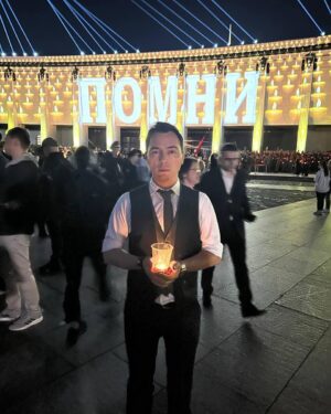Rodion Gazmanov Instagram - 1418 дней длилась Великая Отечественная война. Именно столько виртуальных свечей сегодня загорелось на стенах Музея Победы в Москве. 

Невозможно забыть о подвигах тех, кто защищал нашу Родину от немецко-фашистских захватчиков! Мы помним и будем помнить, чтить этот подвиг и передавать этот завет новым поколениям!

Сегодня, здесь, на Площади Победителей у Музея Победы, собрались ветераны, жители района, почётные гости, волонтеры, которые зажгли от Вечного огня памятные свечи и почтили всех погибших в этой поистине страшной войне минутой молчания…
