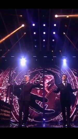 Rodion Gazmanov Instagram - Два года назад мы с отцом выступили отличным дуэтом на шоу #Двезвезды. Я помню, как долго репетировали и готовились, но результат получился, на мой взгляд, отменным. Смотрели, кстати, это шоу?

#родионгазманов #олеггазманов #отецисын #творчество #концерт #музыка #музыкант