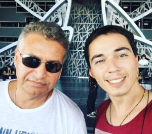 Rodion Gazmanov Instagram - Прекрасная фотка с одним из моих любимых исполнителей. Большинство песен, кстати, знаю наизусть. А какая ваша самая любимая композиция?

 #родионгазманов #музыкант #музыка #Агутин