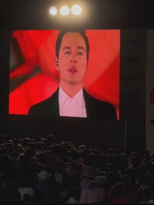 Rodion Gazmanov Instagram - Что-то поменялось во мне, пока я репетировал песню «За того парня». Что-то загорелось или сломалось, я не знаю. Но слова, которые я пел 9 мая на сцене у Вечного Огня в Магнитогорске, меняют что-то в душе, как у зрителя, так и у того, кто песню исполняет.
Лев Валерьянович задал очень высокую планку. Недостижимую.
Но я всё же надеюсь, что десятки часов репетиций были вложены в эту песню не зря. Как вы считаете?

Полностью песню можно услышать в моем телеграм канале.