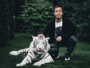 Rodion Gazmanov Instagram - Я ее глажу, а она облизывается. Совпадение? К чему это вообще, как думаете? 🙂

 #родионгазманов #cats #тигры #animals