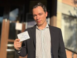 Rodion Gazmanov Instagram - Друзья! Приятная новость - я получил удостоверение зарегистрированного кандидата в депутаты Московской городской Думы по избирательному округу 39. В состав моего округа входят - Раменки, проспект Вернадского и Тропарево-Никулино.

Голосование на выборах депутатов Московской городской Думы состоится с 6 по 8 сентября.