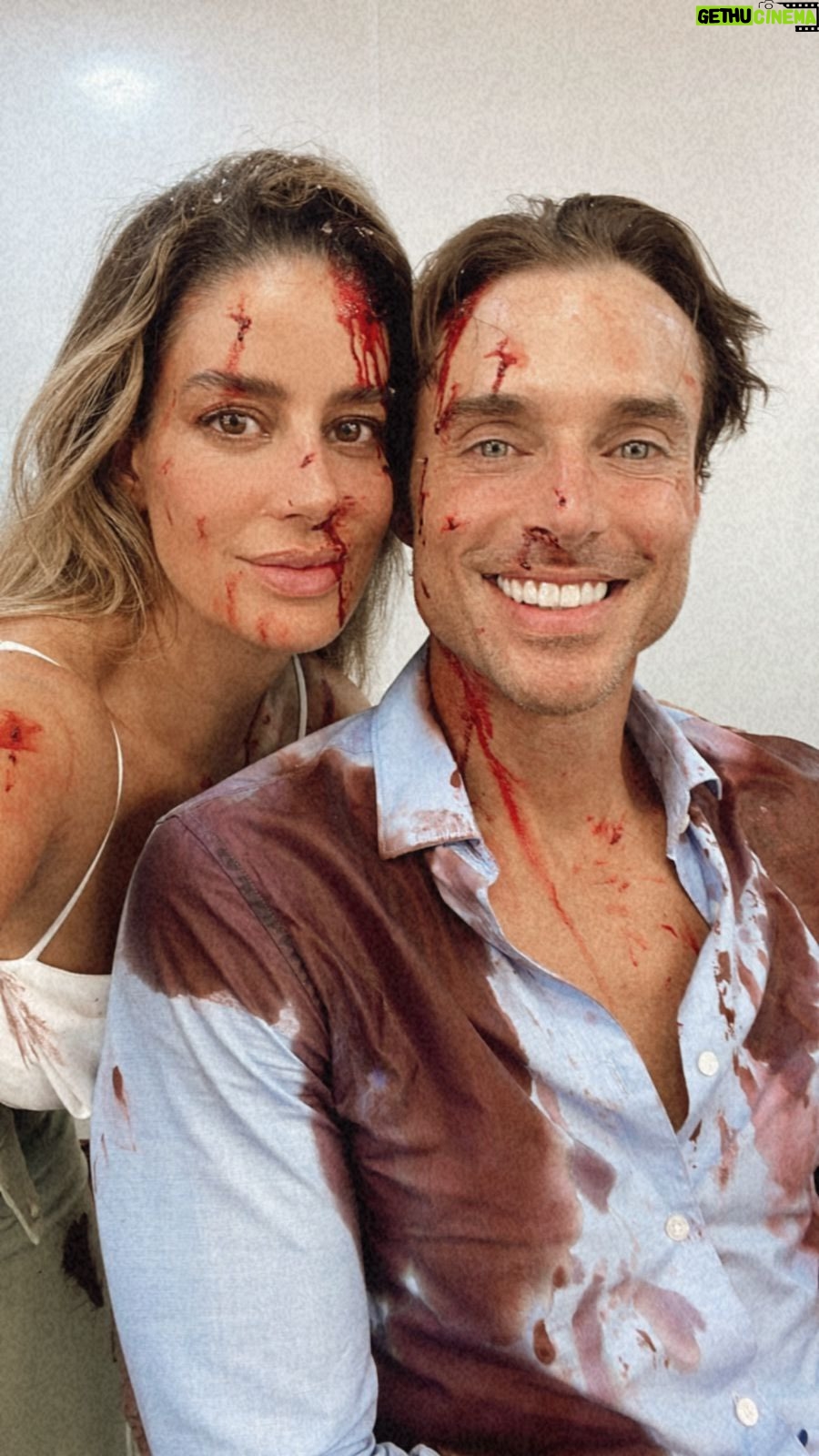 Rodolfo Salas - 50.3K Likes - Cuando sufrimos un “pequeño accidente” en PERFIL FALSO 🎬🍿
Encuesta:
¿Ángela habría podido ayudar a Miguel a salir del carro?
a) OBVIO
b) NO WAY!!!
.
.
.
@netflix @netflixlat @netflixcolombia