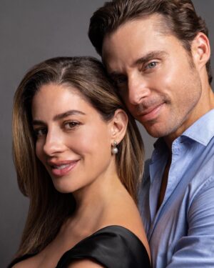 Rodolfo Salas Instagram - Prueba de vestuario PERFIL FALSO con @lamuelagonzalez ❤️
.
.
.
Agradezco a todos por su apoyo! Seguimos en el top 10 de @netflix @netflixlat @netflixcolombia 
.
.
.
@stopello @marthagodoy2000 @luisluyando