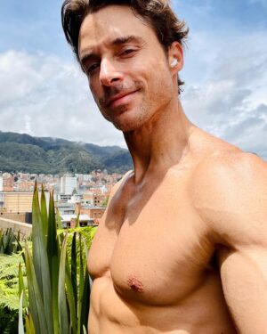 Rodolfo Salas Instagram - Extraño a Miguel🥹, ustedes? 
.
.
.
P E R F I L  F A L S O 
@netflix @netflixlat @netflixcolombia
 #tbt