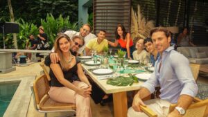 Rodolfo Salas Instagram - Les cuento que durante la semana de estreno, Perfil falso alcanzó el puesto #1 en el Top 10 global de Netflix de series de habla no inglesa con más de 76 millones de horas vistas por personas de todos los rincones del mundo! Fans de países en todos los continentes han hecho match con la serie, siendo #1 en 82 de ellos como Argentina, Canadá, Estados Unidos, México, España, Nigeria, Turquía, entre otros.
@netflix @netflixlat @netflixcolombia 
.
.
.

Le doy Gracias a Dios, a ustedes, a mis compañeros de trabajo, a @stopello @marthagodoy2000, @luisluyando @castingbytv, @jonathan_bruskey @dijimenez69 @cata__herzapata y a todas esas personas que hicieron posible este hermoso proyecto.