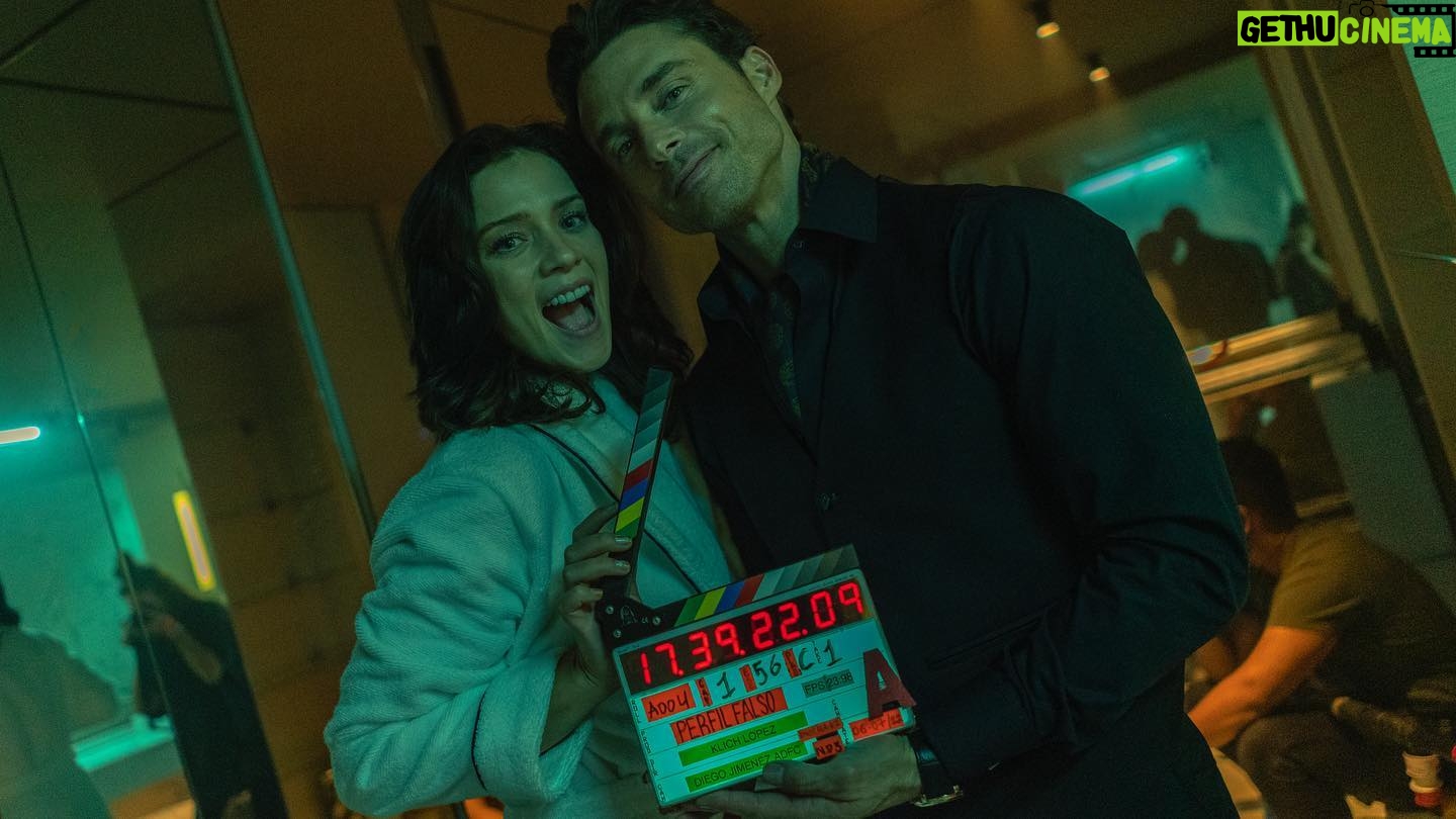 Rodolfo Salas - 32.6K Likes - Les cuento que durante la semana de estreno, Perfil falso alcanzó el puesto #1 en el Top 10 global de Netflix de series de habla no inglesa con más de 76 millones de horas vistas por personas de todos los rincones del mundo! Fans de países en todos los continentes han hecho match con la serie, siendo #1 en 82 de ellos como Argentina, Canadá, Estados Unidos, México, España, Nigeria, Turquía, entre otros.
@netflix @netflixlat @netflixcolombia
.
.
.
Le doy Gracias a Dios, a ustedes, a mis compañeros de trabajo, a @stopello @marthagodoy2000, @luisluyando @castingbytv, @jonathan_bruskey @dijimenez69 @cata__herzapata y a todas esas personas que hicieron posible este hermoso proyecto.