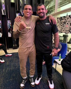 Rodolfo Vieira Instagram - Pegando aquela energia com nosso maior ídolo brasileiro e maior finalizador da história do UFC… A coisa mais difícil do mundo é alguém chegar no nível que esse cara chegou e ainda conseguir manter a humildade que ele tem, sou muito fã! @charlesdobronxs