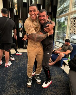 Rodolfo Vieira Instagram - Pegando aquela energia com nosso maior ídolo brasileiro e maior finalizador da história do UFC… A coisa mais difícil do mundo é alguém chegar no nível que esse cara chegou e ainda conseguir manter a humildade que ele tem, sou muito fã! @charlesdobronxs