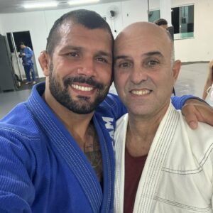 Rodolfo Vieira Instagram - Vocês sabiam que eu sou o único campeão mundial absoluto da linhagem Fadda?

E o mais legal foi que eu comecei com o professor Arlans(esquerda) que é aluno do mestre Vasco Bento(direita) os dois da linhagem Fadda, e depois fui treinar com o Júlio que também era mesma linha.. soube disso a pouco tempo atrás e me senti orgulhoso! Claro que se eu fosse da linhagem Gracie também ficaria feliz mas é que todos os outros foram, aí não teria tanta graça! 😂