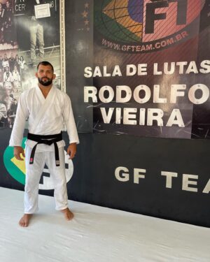 Rodolfo Vieira Instagram - Tenho muito orgulho e também me sinto super abençoado por ter conquistado tudo que conquistei treinando nessa academia todos os dias. E não foi fácil, porque eu morava muito longe. Eu gastava em torno 3 horas entre ida e volta, mas valeu a pena todo esse esforço. Lembro que já tinha carro e minha condição estava bem melhor e mesmo assim eu continuava indo de trem. Eu sabia que podia até ter alguém treinando igual a mim, mas duvido que passava pela mesma condição que eu até chegar na academia. Acredito que isso me ajudou bastante! Aquela frase do Muhammad Ali faz muito sentido pra mim: 

“ Campeões não são feitos em academias. Campeões são feitos de algo que eles tem profundamente dentro de si - um desejo, um sonho uma visão”. 

Então se você não tem isso, e acha que ficar mudando de academia vai ser campeão, dificilmente você vai conseguir!