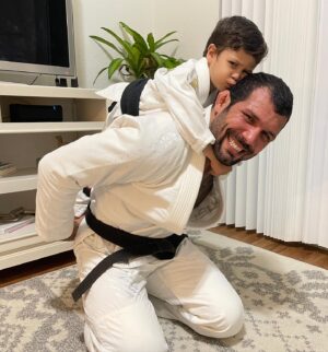 Rodolfo Vieira Instagram - Meu filho, você não tem idéia da felicidade e da alegria que me da em te ver dentro de um quimoninho. Todo dia peço a Deus pra guiar teus passos e tomara que ele te coloque no caminho do JJ, Papai vai poder te ajudar muito mais do que se você escolher qualquer outra profissão, pq eu só sei isso! Kkkk Se você quiser por exemplo ser professor de matemática, dentista, engenheiro ou advogado, você vai ter que arrumar outro pai pra te ajudar 😂Mas saiba que meu apoio incondicional você terá sempre!! @ben.icioo @sanabul