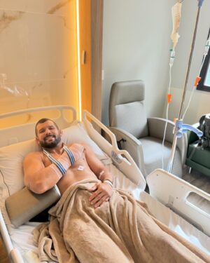 Rodolfo Vieira Instagram - Acabei de fazer uma cirurgia no punho direito…Vou contar a história aqui de como tudo aconteceu.

Eu já estava com uma lesão a mais de 5 meses que mesmo cuidando eu não via melhora, quando faltava 1 mês para minha última luta eu acertei um soco na manopla e acabei piorando ainda mais, meu último mês de treino foi tenso, até infiltração eu tentei (algo que eu nunca tinha feito na vida) para aliviar a dor que eu tava sentindo e não via melhora. Naquele momento eu percebi que a lesão era bem séria, mas eu não quis fazer exame até pq eu estava disposto a lutar de qualquer forma mesmo que fosse entrar lá só pra perder, mas graças a Deus ganhei😂 Falando um pouco da luta, o que me deixou confiante era saber que mesmo limitado eu ainda tava conseguindo fazer jiu jitsu, que era como eu estava acreditando que ia ganhar…

 Quando cheguei no Brasil corri para fazer os exames e descobri que eu tinha rompido um ligamento do meu punho, e eu não podia marcar logo a cirurgia devido aos seminários que eu tinha pra fazer, então tive que esperar até hoje…Quero agradecer ao Dr André Teixeira, a sua equipe pelo suporte e atenção comigo desde o primeiro dia e a Clínica São Vicente pela ótima hospitalidade e atendimento. Agora é muito repouso, cuidado e cair dentro da fisioterapia para melhorar o mais rápido possível… obrigado a todas as mensagens que recebi. Está tudo bem!