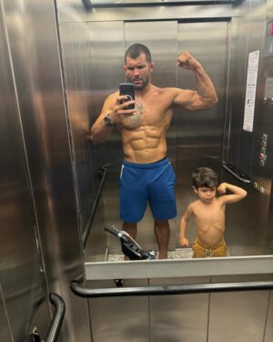 Rodolfo Vieira Instagram - Aproveitei que o Benício tava empolgado para as fotos!💪🏼🤣 Que Deus guie sempre teus passos e você siga sempre pelo caminho do bem, meu filho! Te amo