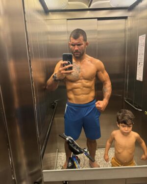 Rodolfo Vieira Instagram - Aproveitei que o Benício tava empolgado para as fotos!💪🏼🤣 Que Deus guie sempre teus passos e você siga sempre pelo caminho do bem, meu filho! Te amo