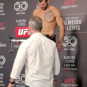 Rodolfo Vieira Instagram - Caçador de faixa-preta confirmado no UFC São Paulo! Rodolfo Vieira bateu 84,1 kg. 📷@nerifung

#ufcsãopaulo