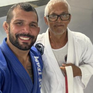 Rodolfo Vieira Instagram - Vocês sabiam que eu sou o único campeão mundial absoluto da linhagem Fadda?

E o mais legal foi que eu comecei com o professor Arlans(esquerda) que é aluno do mestre Vasco Bento(direita) os dois da linhagem Fadda, e depois fui treinar com o Júlio que também era mesma linha.. soube disso a pouco tempo atrás e me senti orgulhoso! Claro que se eu fosse da linhagem Gracie também ficaria feliz mas é que todos os outros foram, aí não teria tanta graça! 😂