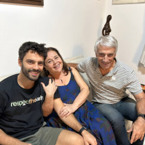 Rodrigo Dorado Instagram - Quando eu era pequeno, a mesa de jantar era redonda e apertando um pouquinho, sempre tinha espaço para mais alguém que era bem recebido pelo abraço acolhedor da minha mãe. Na época, eu não entendia mas hoje eu sei do privilégio que é ter nascido e crescido numa família com estrutra financeira e emocional.

A responsável pela minha memória de infância plena é minha mãe, que desde sempre se desdobrou em mil personagens por nós. Das suas histórias nasceu o meu olhar ao outro, minha vontade de fazer com que quem está a minha volta se sinta bem. Mas não foi só isso, o cuidado dela se expande, abraça bichos, plantas...

Meu pai é aventura, conhecimento, vontade de desvendar esse mundão. Para ele, viajar é ver nos nossos olhos o brilho das descobertas. Sensato, coerente, me ensina constantemente a entender antes de agir. 

Minha irmã, a caçula dos personagens centrais da minha história, é luta e utopia. Existe entre a gente a relação de cuidado, parceria e cumplicidade de quem dividiu um capitulo fundamental de vida. Foi com minha irmã que entendi as dificuldades, dores e rótulos que as mulheres têm, e fazer da luta dela, a minha também! 

Fiquei chocado quando vi que mais da metade das mães brasileiras são mãe solo. Que as mulheres trabalham, por semana, 10 horas A MAIS que os homens nos trabalhos domésticos. E que por dia, quase 500 crianças são registradas sem o nome do pai. Que vergonha homens!

Família é a primeira instituição, família é a base da nossa sociedade. Família pode ser de qualquer jeito, de qualquer configuração. Ela só precisa transbordar amor e respeito.

Como é sua família? Seu pai é/foi presente? Quem é a figura central da sua família?

#família
#momentosdefamília
#famíliafeliz
#amordefamília
#tempoemfamília