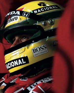Rodrigo Dorado Instagram - Quando Ayrton Senna morreu, eu tinha 07 anos, quase 8. Mas me lembro onde eu estava, com quem eu estava e até o que eu vestia. Finais de semana dormíamos na casa da vovó com meus primos e assistíamos a corrida de pijamas com o tio esfregando as mãos em frente a TV.

Domingo era dia de vê-lo, de cantarolar “pan pan pan”! Mas no dia 01 de maio de 1994 tudo mudou. 

Ele inspirou jovens a praticar esporte e os valores que o esporte nos proporciona como disciplina, resiliência e perseverança. Minha mãe até parou de fumar por causa dele.

Quando eu tinha 34 anos, Ayrton me inspirou novamente. Eu tive o privilégio de interpretar Senna na sua adolescência e claro que ficou um pouco da essência dele em mim, na minha alma.

Hoje, tantos “ídolos” do esporte aparecem envolvidos com drogas, brigas e até mesmo crime. Falta Ayrton Senna do Brasil. O que você acha?

#30anossemayrtonsenna #esporteinspira #idolos